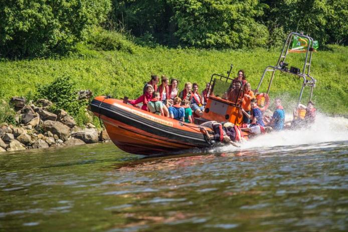 rasante Fahrt im Powerboot