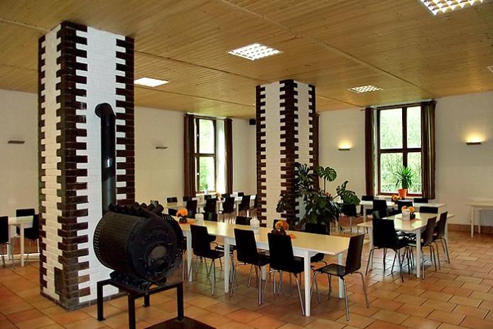 Großer Baudensaal mit gemütlichen Bullerjan