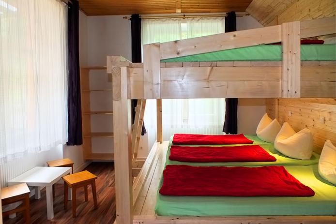 Zimmer mit 6 Betten im Hüttencharakter