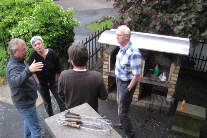 überdachter Grill vor dem Haus