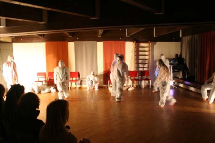 Tanzperformance im Sportraum