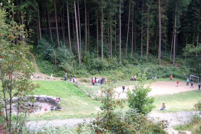 Außengelände mit Feuerstelle, Bachlauf und Bolzplatz