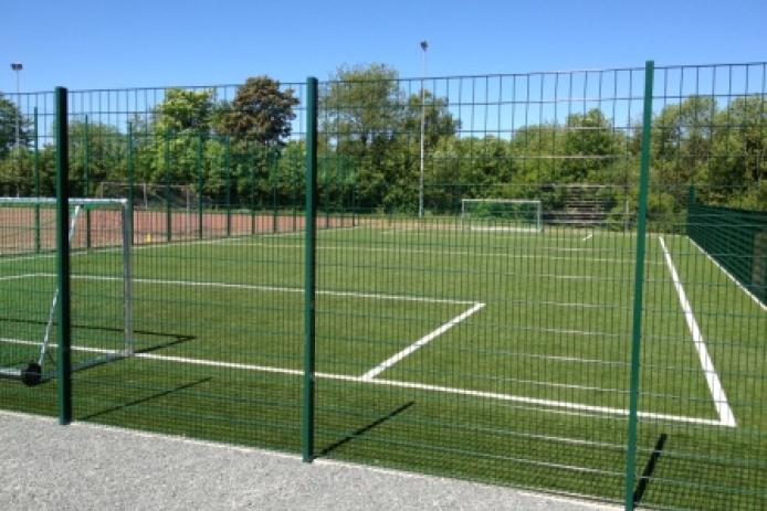 Kunstrasenplatz in der Nähe