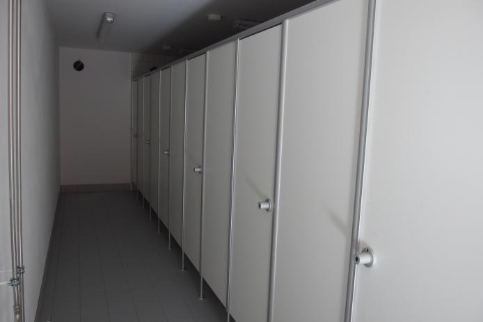 Je Geschlecht 6 einzelne Kabinenduschen