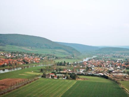 Blick auf Reinhardshagen (rechts), links Hemeln