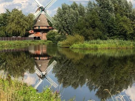 Apen im Ammerland, nahe der Grenze zu Ostfriesland