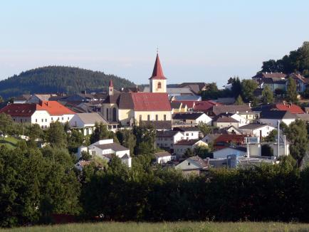 Blick zum Ortszentrum mit Pfarrkirche St.Peter
