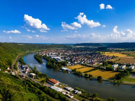 Neckarzimmern im Odenwald - Zwischen Burg Hornberg, Neckarsteig und den Weinbergen am Fluss