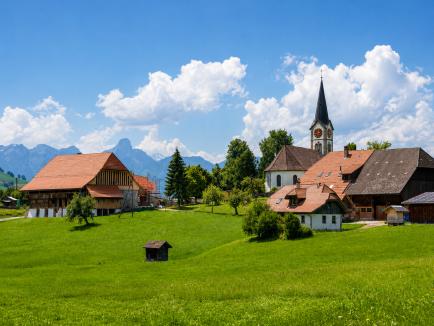 Schwarzenegg im hügeligen Voralpenland im Berner Oberland
