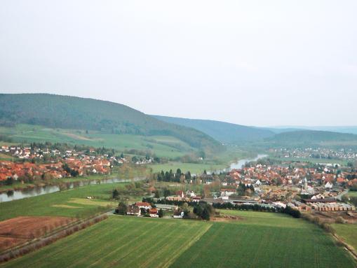 Blick auf Reinhardshagen (rechts), links Hemeln
