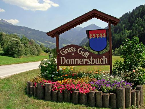 Begrüßungsschild am Dorfeingang