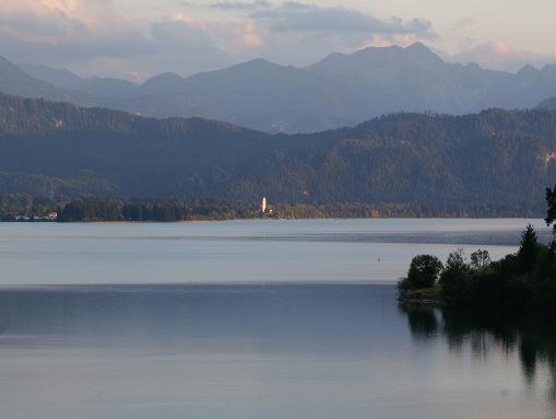 Forggensee mit der Kirche von Waltenhofen