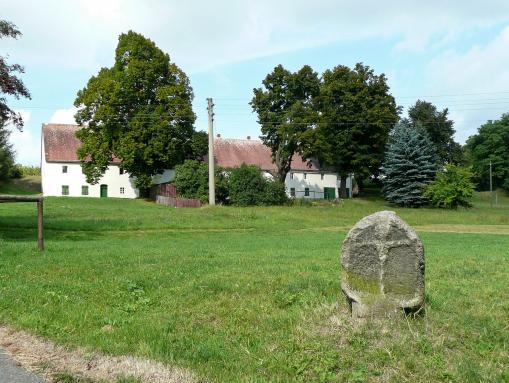 Steinkreuz und Wegweisersäule nahe der Oelsener Höhe