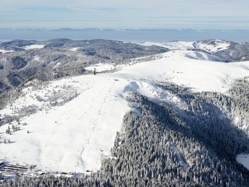 Luftbild von Seebuck und Feldberggipfel (hinten) mit Südosthang beim Feldbergerhof (links) und Feldseekessel (rechts)