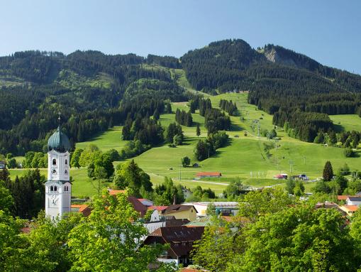 Nesselwang mit Blick auf den Hausberg Alpspitz