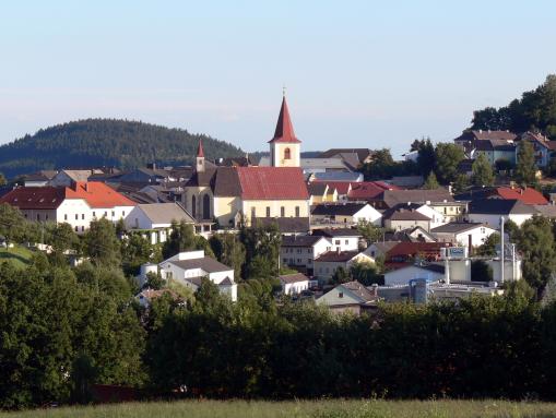 Blick zum Ortszentrum mit Pfarrkirche St.Peter