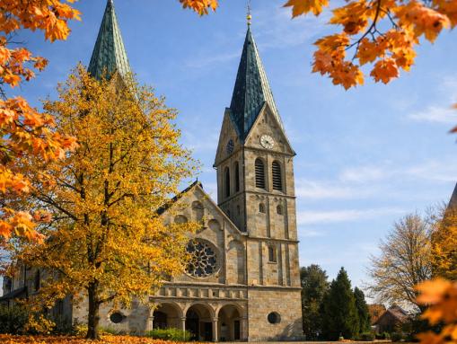 Neuromanische Pfarrkirche St. Laurentius im Ortsteil Langförden