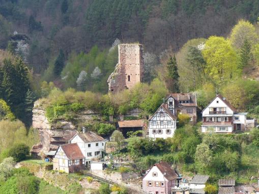 Blick auf die ortsnahe Burgruine Elmstein