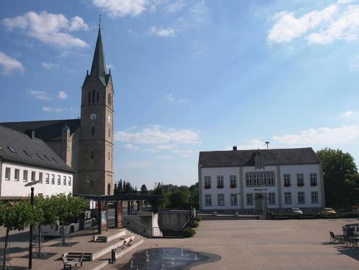 Marktplatz mit Pfarrkirche St. Peter und Paul
