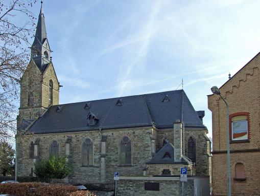 Kirche „Peter und Paul“ mit Gedenktafel