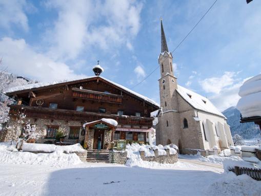 Kirche in Mühlbach im Winter