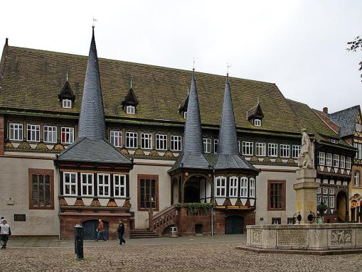 Das Alte Rathaus und Eulenspiegel-Brunnen