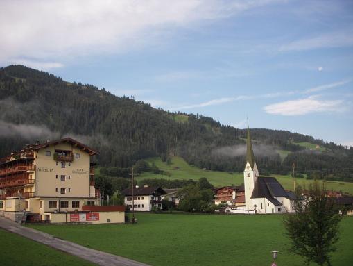 Niederau, Wildschönau mit Kirche