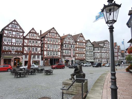 .... aneinandergereihten Fachwerkhäusern