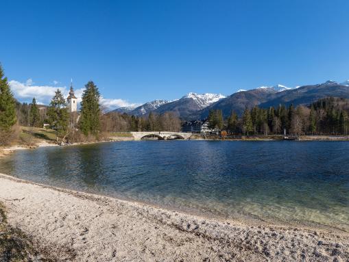 Zahlreiche Kiesstrände laden zum Baden ein.