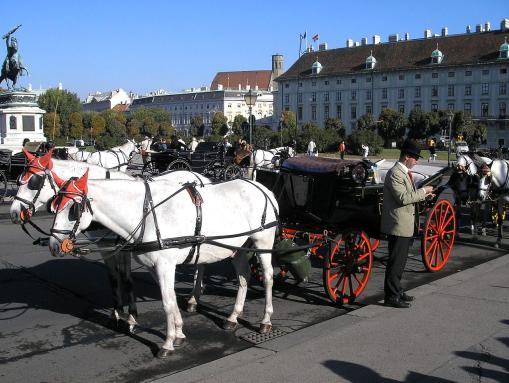 Fiaker mit Kutschern am Heldenplatz