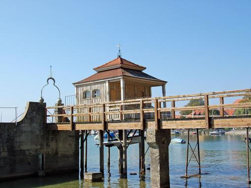 Hübsches altes Badehaus an der Promenade
