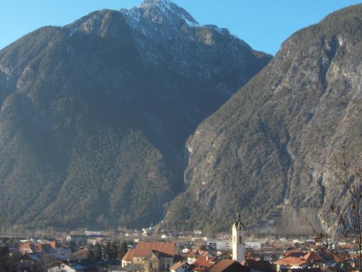 Blick auf Zams am Fuße des Rauen Kopf (2811 m)