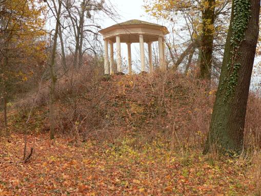 Teetempel auf künstlichem Hügel im Landschaftspark