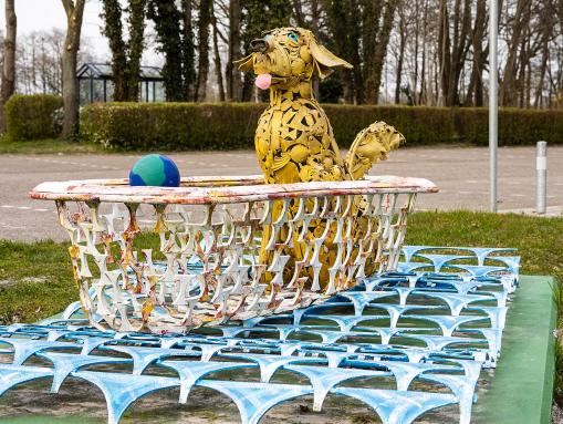 Hund in Badewanne beim Freibad Hengstforde