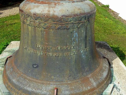 Die Luther-Glocke vor der Ev. Kirche