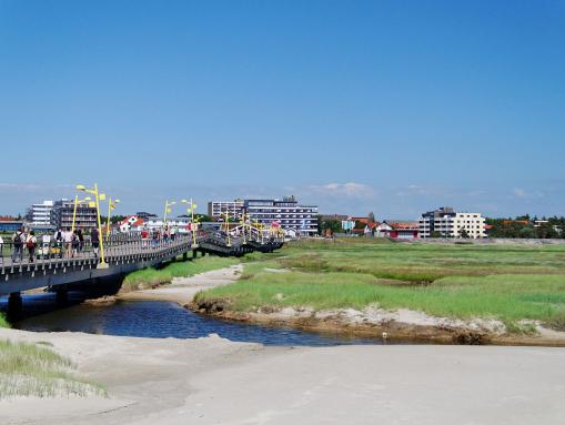 Zugang zum Strand über die Strandbrücke