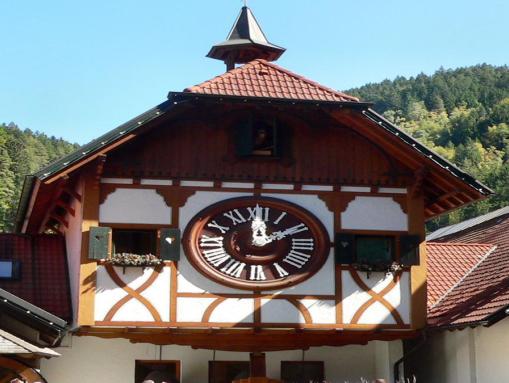 Weltgrößte Kuckucksuhr im Maßstab 60:1