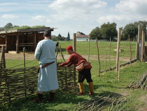 Mittelalterliches Zaunflechten im Geschichtspark