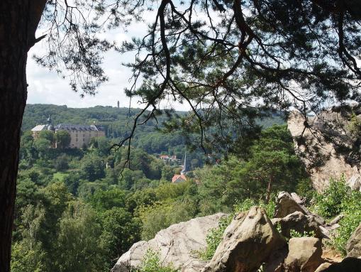 Teufelsmauer bei Blankenburg, dahinter das Schloss