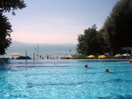 Freibad Aquamarin mit Blick auf den Bodensee
