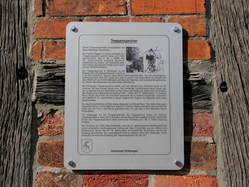 Treppenspeicher in Himbergen, Schild