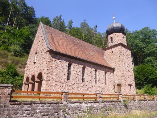 Die 1932 erbaute Patronatskirche St. Wendelinus und St. Hubertus mit der markanten Zwiebelhaube im Ortsteil Speyerbrunn