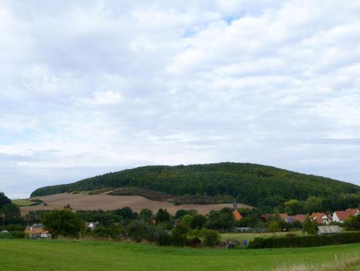 Der Höhberg (Mitte-rechts), links der Voßberg