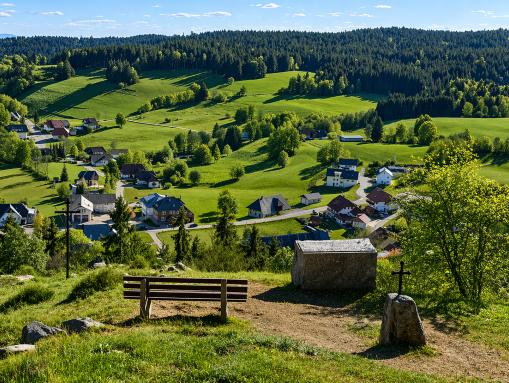 Kreuzfelsen direkt am Dachsberger Bergbaurundweg mit Blick auf den Ortsteil  Wittenschwand 