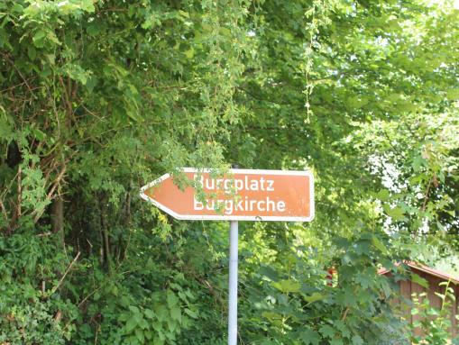 Wegweiser zum Burgplatz