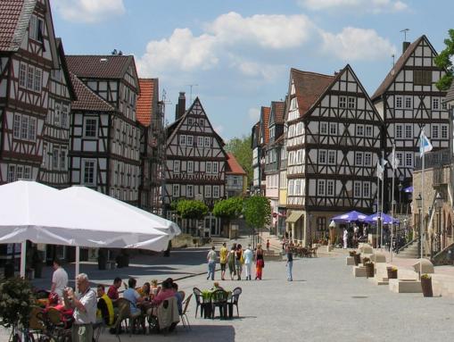 Der historische Marktplatz mit den ...