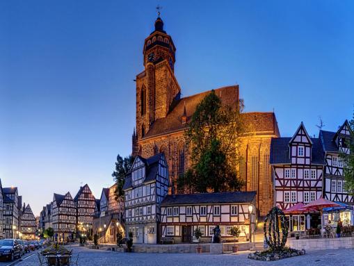 Marktplatz mit beleuchteter Pfarrkirche
