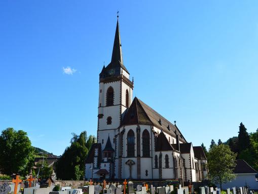 Pfarrkirche St. Ulrich von der hinteren Friedhofseite