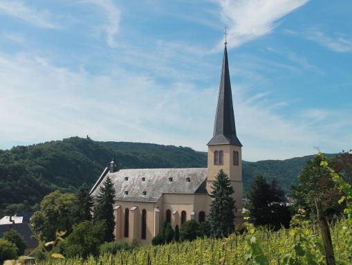 Kath. Pfarrkirche St. Remigius am oberen Ortsrand