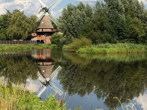 Apen im Ammerland, nahe der Grenze zu Ostfriesland